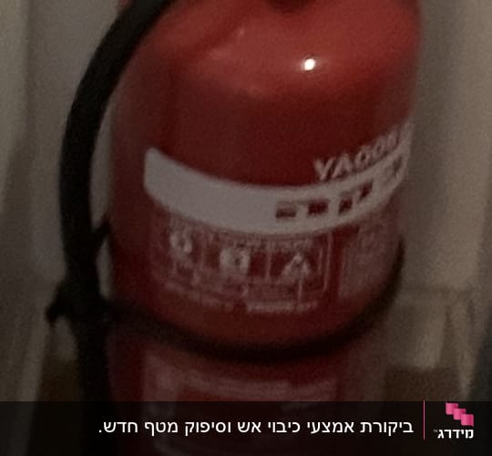 מטף כיבוי אש אדום עם צינור שחור
